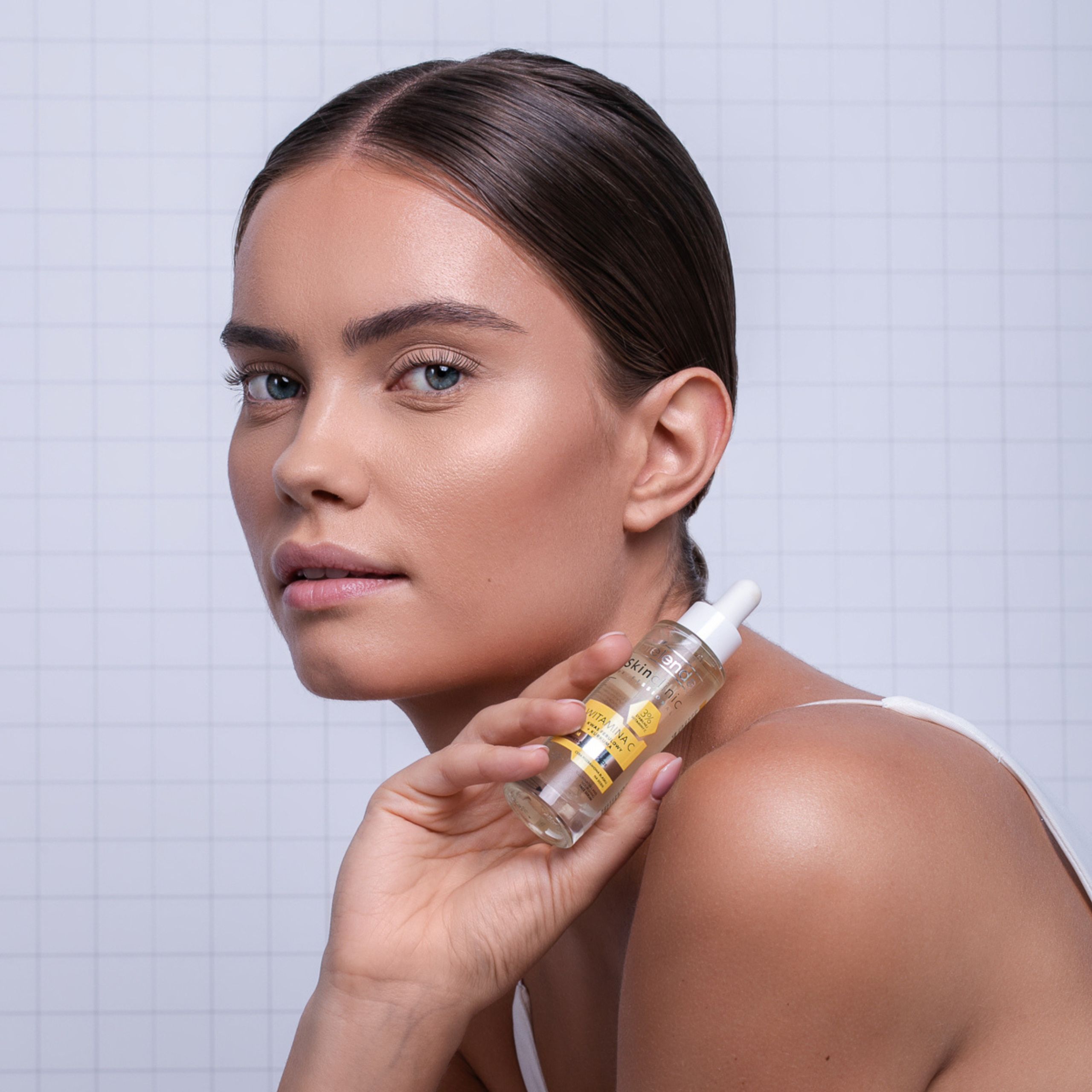 serum-do-twarzy-bielenda-skin-clinic-rozświetlające-z-witaminą-c-i-olejem-z-dzikiej-róży