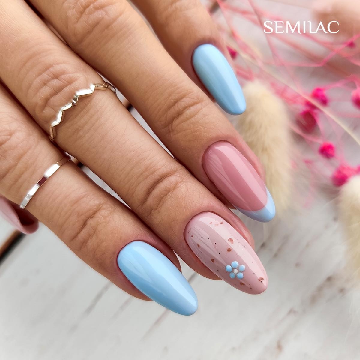 jasny błękitny lakier hybrydowy subtelny manicure