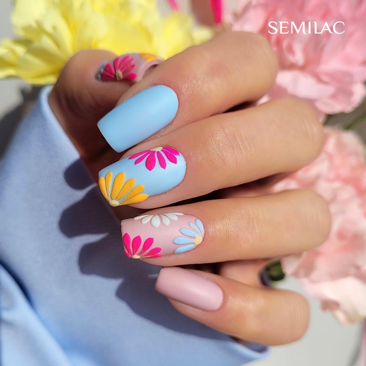 półtransparentny błękitny lakier hybrydowy świeży manicure