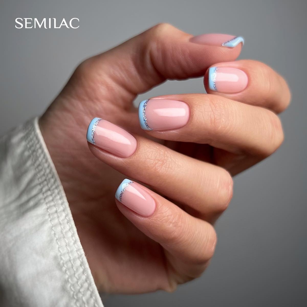 chłodny błękitny lakier hybrydowy wiosenny manicure