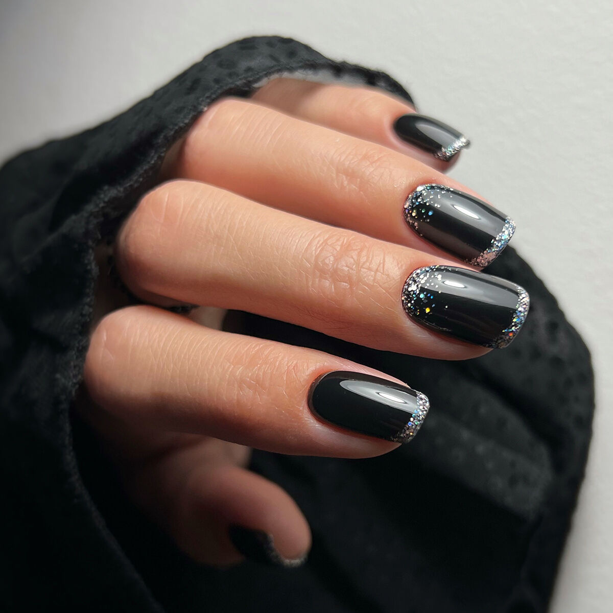 intensywnie czarny lakier hybrydowy minimalistyczny manicure