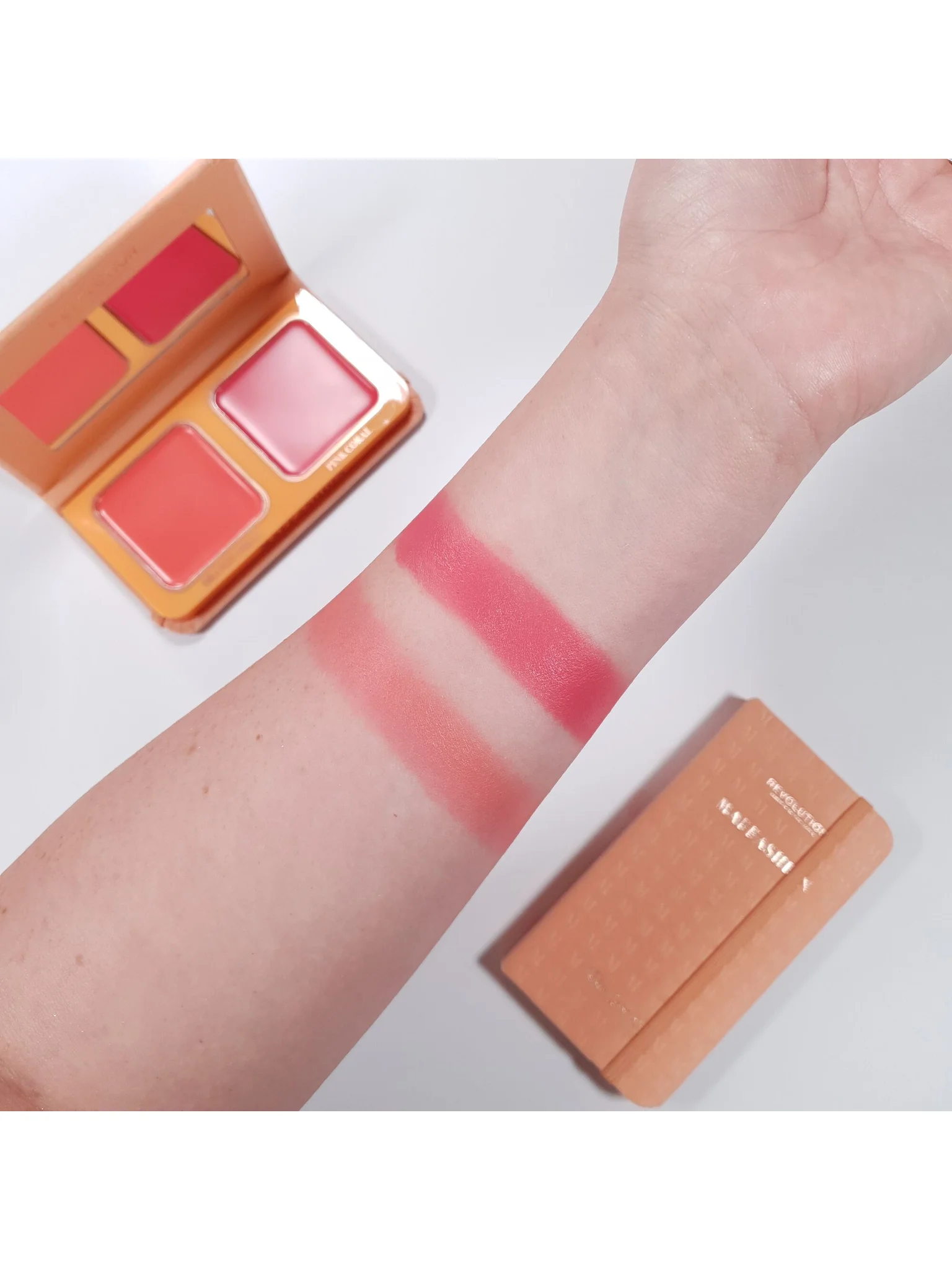 makeup-revolution-x-maffashion-paleta-do-twarzy-rosa-coral-way-do-makijażu-na-co-dzień