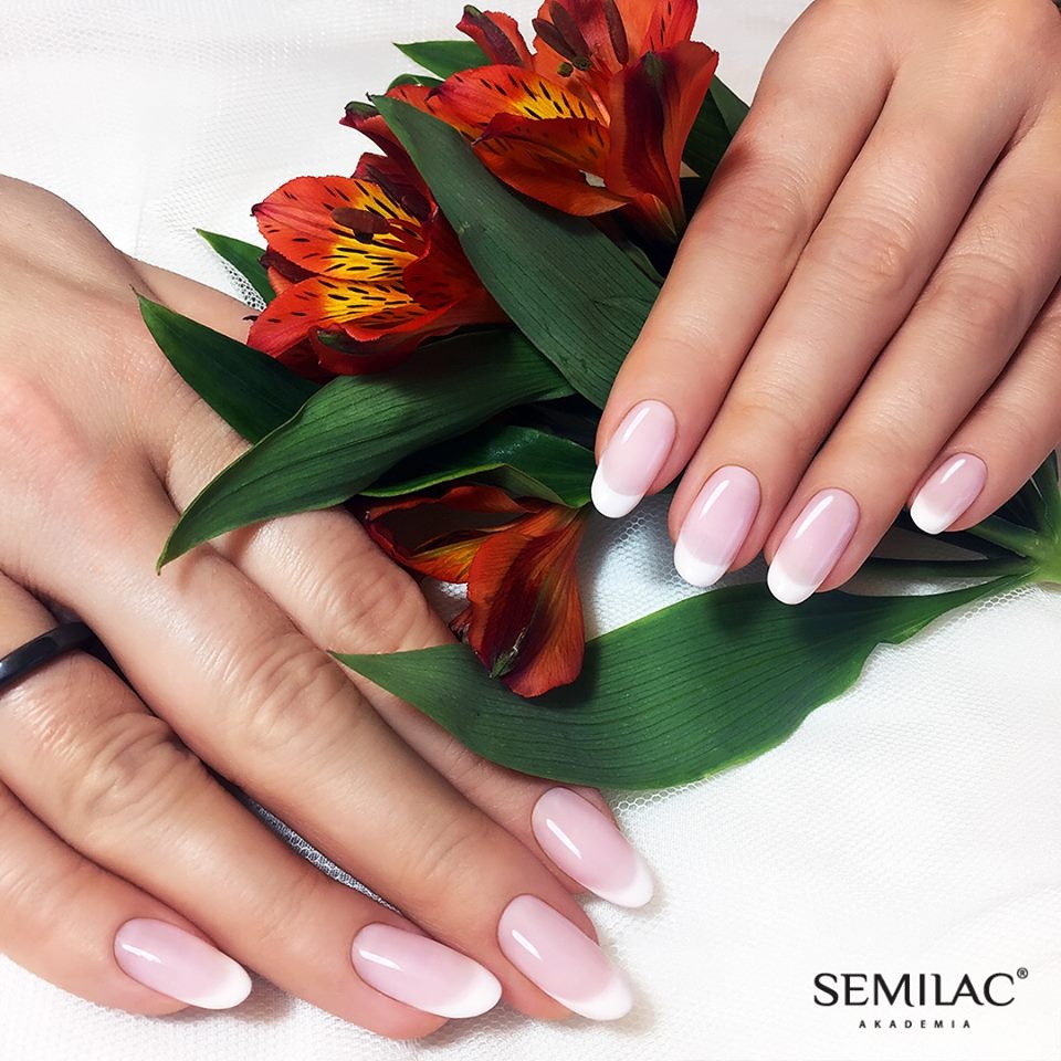jasny różowy lakier hybrydowy subtelny manicure