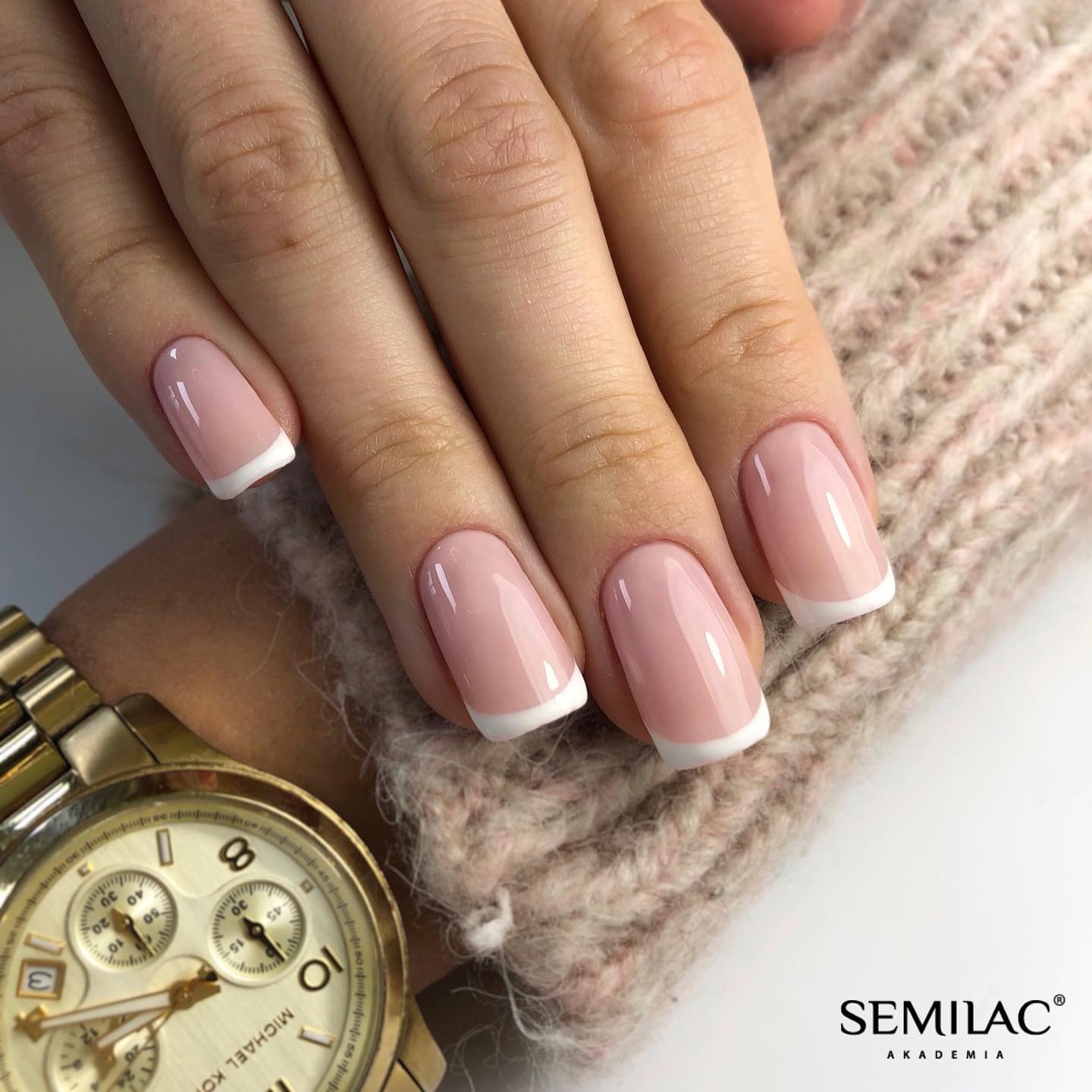 różowy lakier hybrydowy french manicure