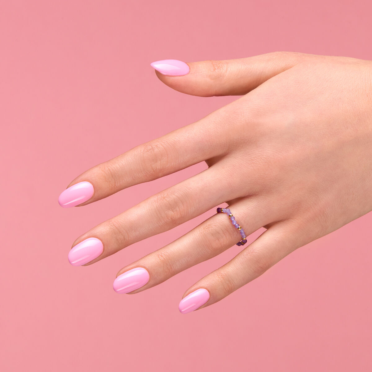 jasny różowy lakier hybrydowy french manicure
