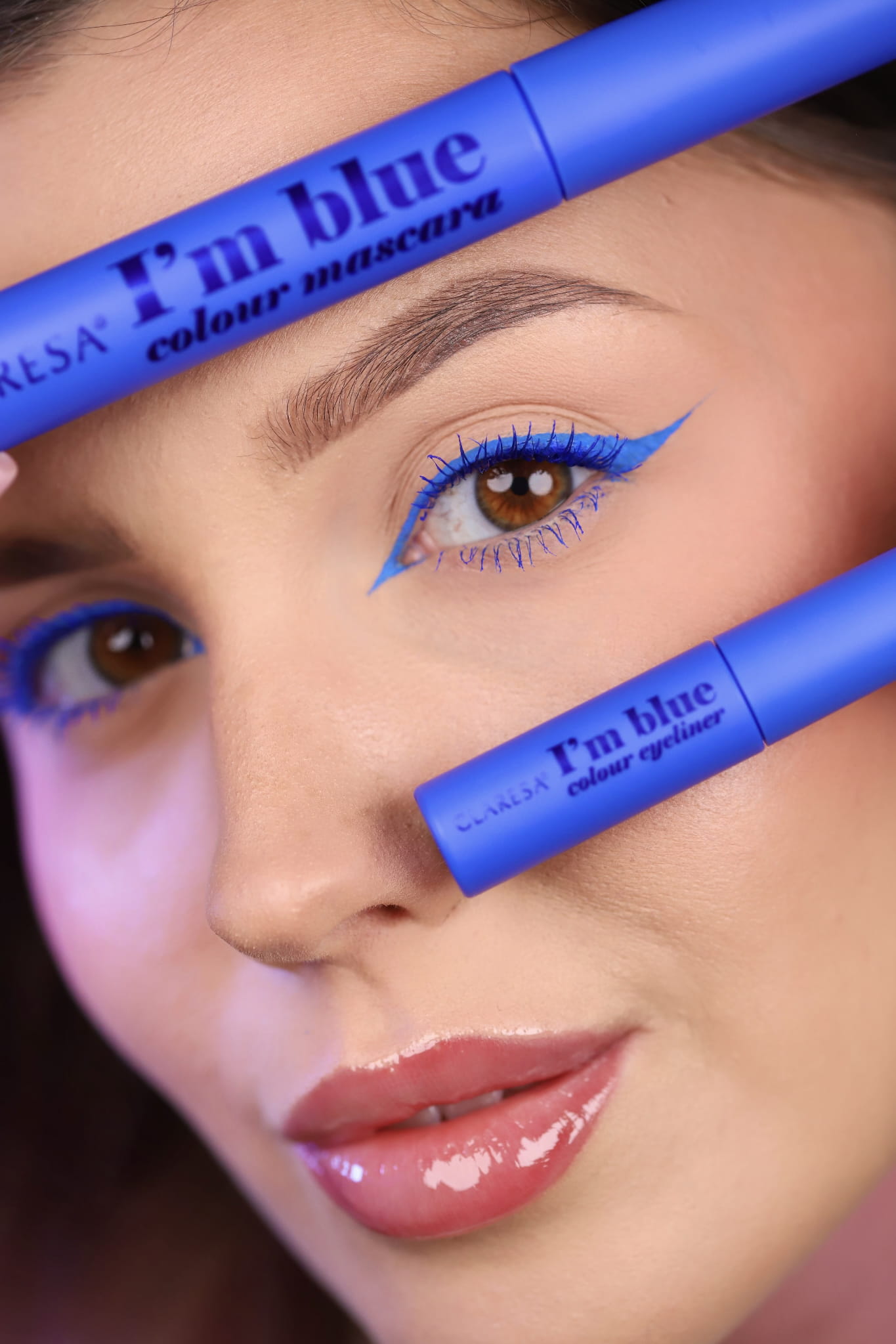 modny-niebieski-liner-dla-nowoczesnych-makijaży