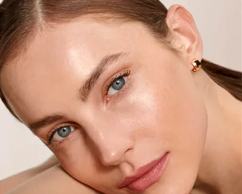 Baza pod makijaż dla cery problematycznej – jak ukryć niedoskonałości bez obciążania skóry?