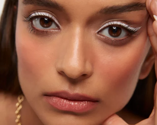 Biały eyeliner – jak nosić go w makijażu, by podkreślić spojrzenie?