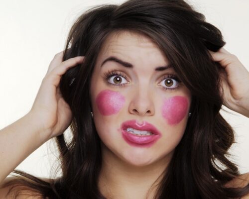 Błędy w konturowaniu twarzy – jak uniknąć przerysowanego efektu?