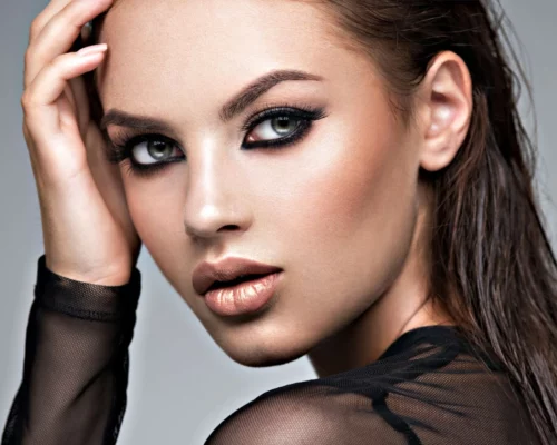 Czarne smokey eye – jak uzyskać głębię spojrzenia i efekt przydymionych oczu?