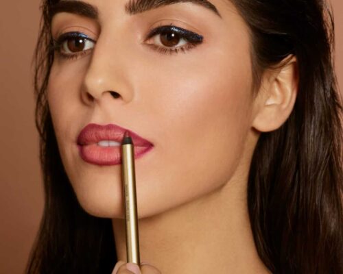 Czerwona konturówka – ponadczasowa elegancja i perfekcja makijażu