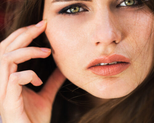 Dlaczego podkład wygląda źle na skórze? Najczęstsze przyczyny „ciastkowania”