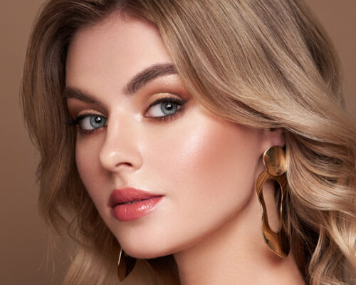 Eyeliner w pisaku czy w pędzelku? Porównanie, które ułatwi Ci wybór!