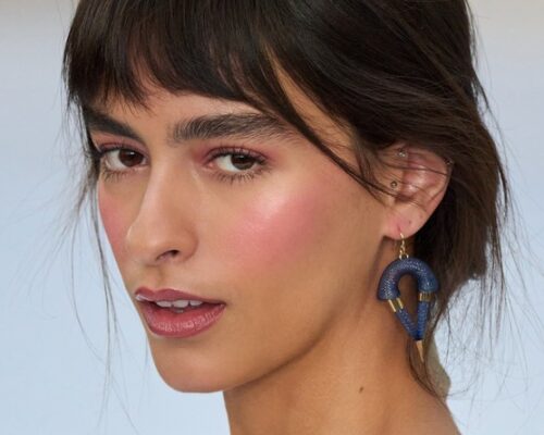 Jak dobrać idealny róż do policzków Przewodnik dla każdej cery i kształtu twarzy