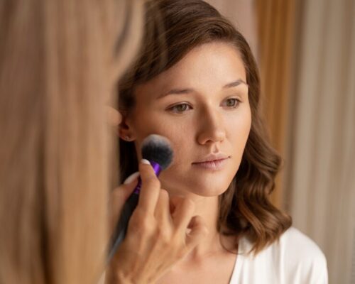 Jak dopasować kolor pudru do podkładu, by uzyskać perfekcyjny efekt?