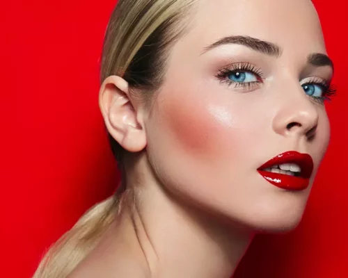 Jak i gdzie nakładać róż do policzków, by wyglądać świeżo i naturalnie?