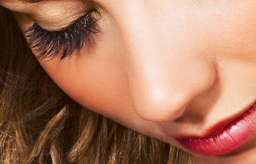 Jak konturować krzywy nos, aby wyrównać jego kształt?