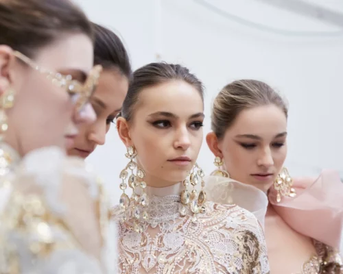 Jak krok po kroku wykonać idealny makijaż na studniówkę?