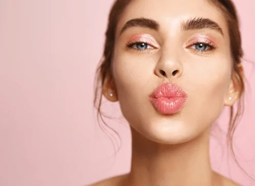 Jak łączyć konturówkę i pomadkę, by dodać ustom objętości?