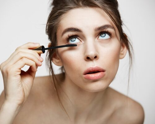 Jak malować rzęsy, by uzyskać perfekcyjny efekt? Sprawdź, jak podkreślić spojrzenie!