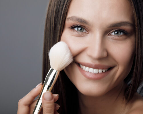 Jak nakładać podkład? Wybór metody ma znaczenie!