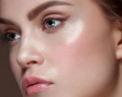 Jak nakładać rozświetlacz do twarzy? Gdzie nakładamy rozświetlacz?