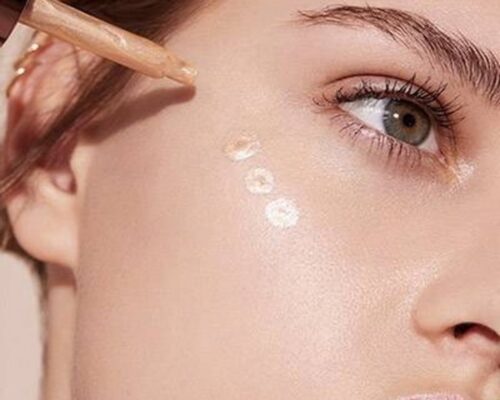 Jak nakładać rozświetlacz w kremie i płynie, aby uzyskać perfekcyjny efekt glow?