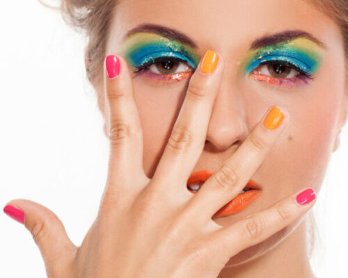 Jak namalować górną kreskę eyelinerem przy opadającej powiece?