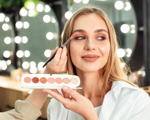 Jak nauczyć się cieniować oczy? Proste techniki blendowania dla początkujących