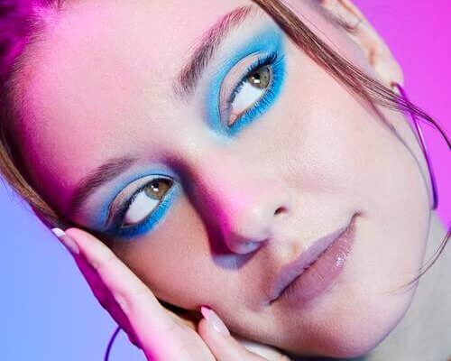 Jak nosić kolorowy eyeliner? Pomysły na makijaż dla każdej okazji