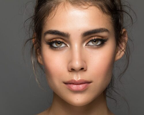 Jak podkreślić linię wodną oka? Wybierz idealną kredkę do makijażu