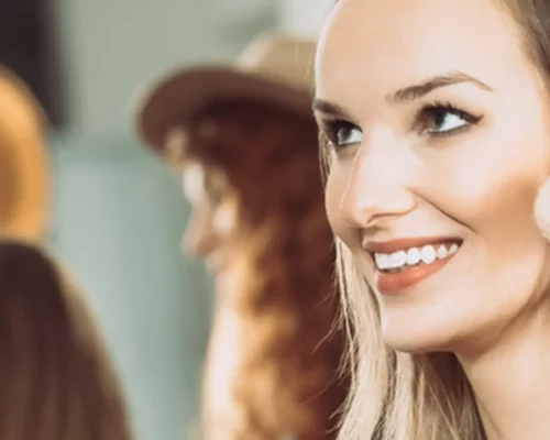 Jak prawidłowo konturować twarz bronzerem, aby optycznie wysmuklić rysy?