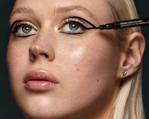 Jak prawidłowo namalować kreskę na dolnej powiece?