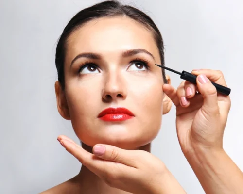 Jak wybrać eyeliner, który się nie rozmazuje?