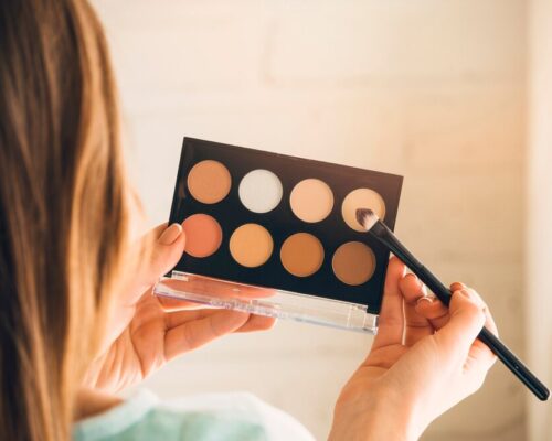 Jak wybrać idealną paletę cieni do powiek na początek przygody z makijażem?