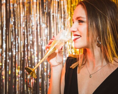 Jak wykonać trwały makijaż na sylwestrową noc – instrukcja krok po kroku