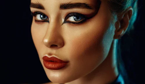 Jak wzmocnić trwałość eyelinera i cieszyć się perfekcyjną kreską przez cały dzień?