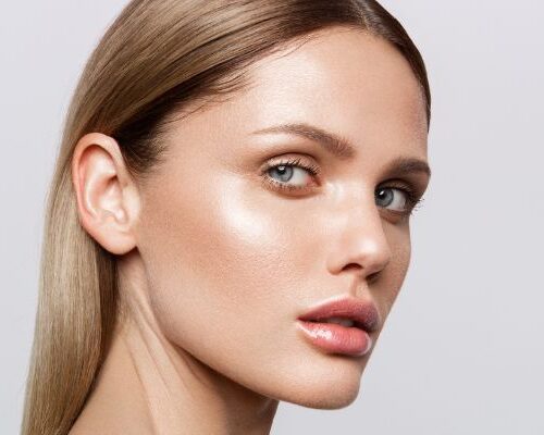 Jaki rozświetlacz do twarzy wybrać? Praktyczne porady dla początkujących i nie tylko!