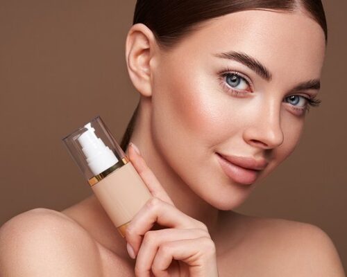 Jakie kosmetyki do makijażu wybrać na początek? Podstawowy zestaw, który ułatwi start