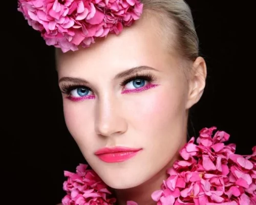 Kolorowa kreska na dolnej powiece – sposób na niebanalny makijaż