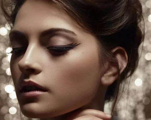 Konturowanie twarzy bronzerem – jak uzyskać efekt naturalnie wymodelowanych rysów?