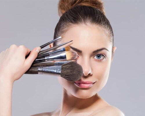 Konturowanie twarzy krok po kroku – jak modelować różne kształty twarzy?