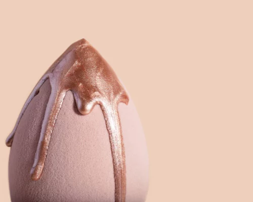 Konturowanie twarzy na mokro: naturalne i subtelne modelowanie rysów