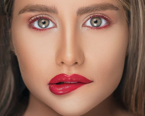 Konturowanie wąskich ust – jak modelować ich kształt, by zyskać objętość?