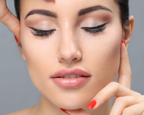 Kreska eyelinerem na opadającej powiece. Poradnik krok po kroku