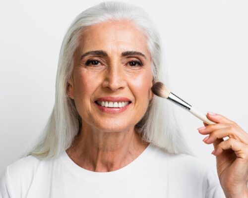 Makijaż dla dojrzałej kobiety – jak podkreślić naturalne piękno?