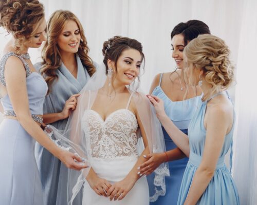 Makijaż do niebieskiej sukienki na wesele – jak dobrać kolory, by wyglądać zjawiskowo?