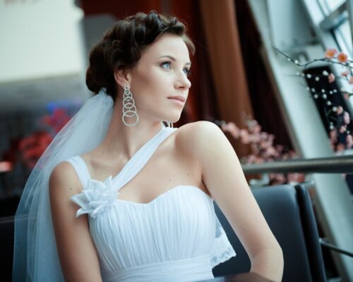 Makijaż ślubny dla brunetek z niebieskimi oczami – jak podkreślić wyjątkowe spojrzenie