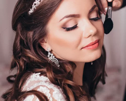 Makijaż ślubny dla brunetek – jak podkreślić urodę i zachwycić w dniu ślubu?