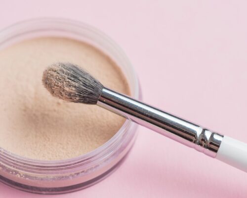 Najlepsze pudry do twarzy – ranking matujących, sypkich i transparentnych formuł